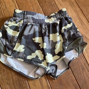 Lululemon Hotty Hot LR Short 2.5” Lined